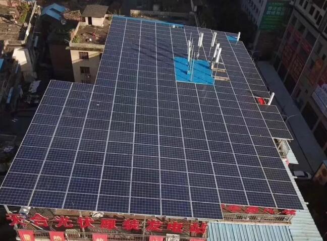 夏天在屋頂裝個(gè)太陽能光伏電站發(fā)電隔熱兩不誤